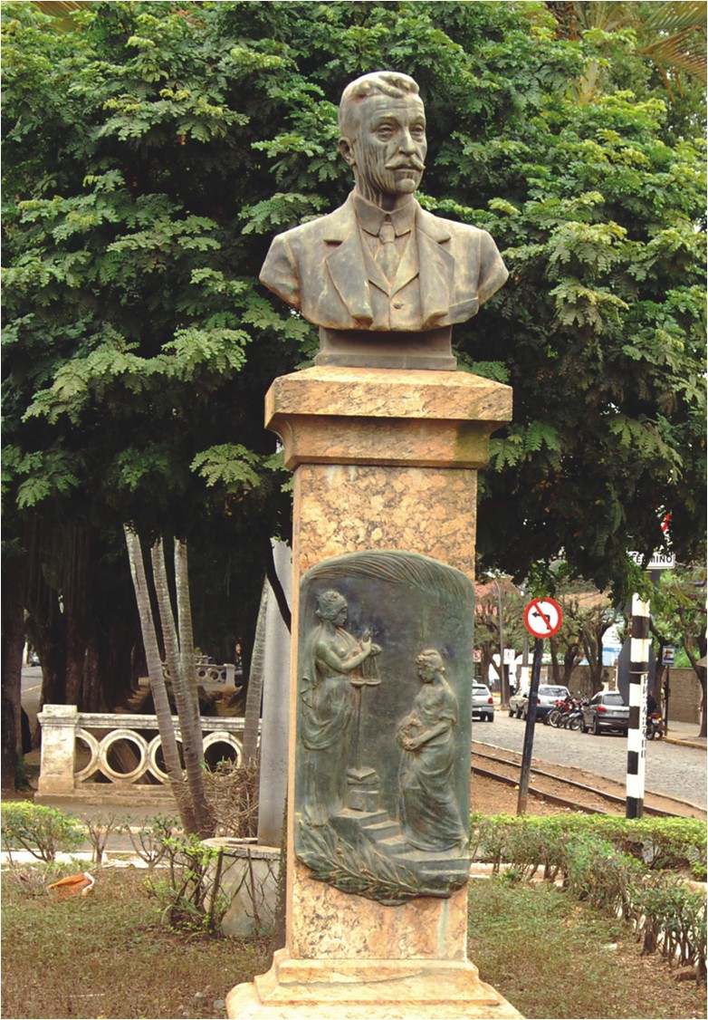 Busto de Astolfo Dutra