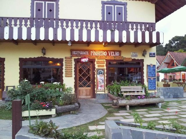 Restaurante Pinheiro Velho.