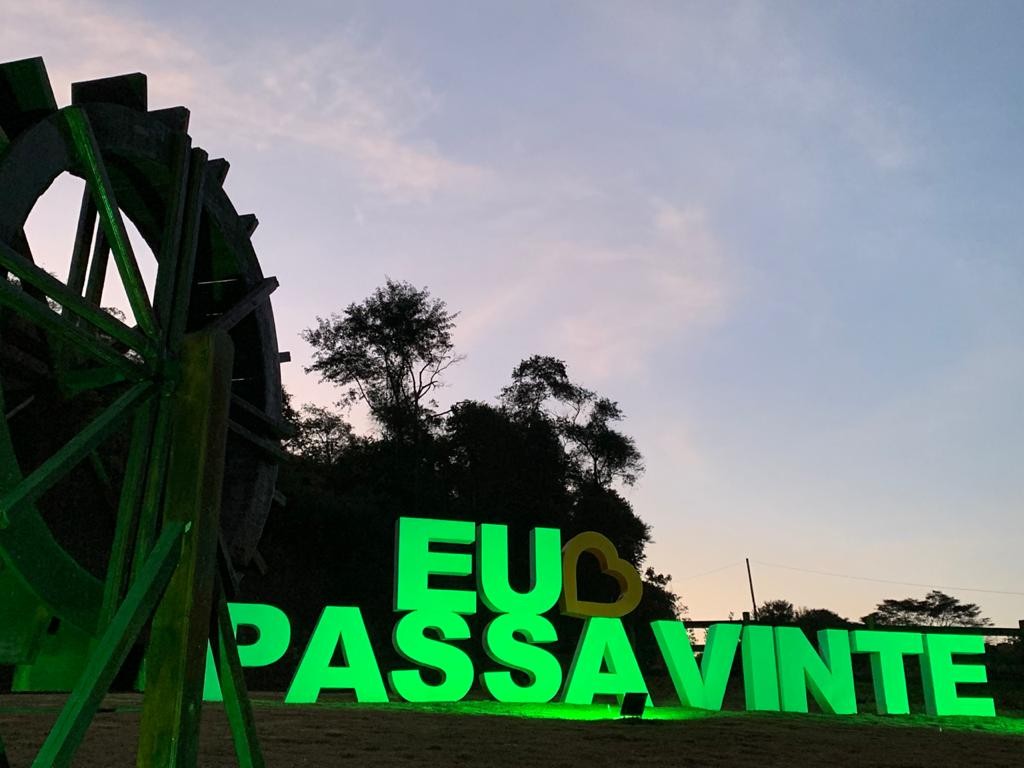 Letreiro eu Amo Passa Vinte