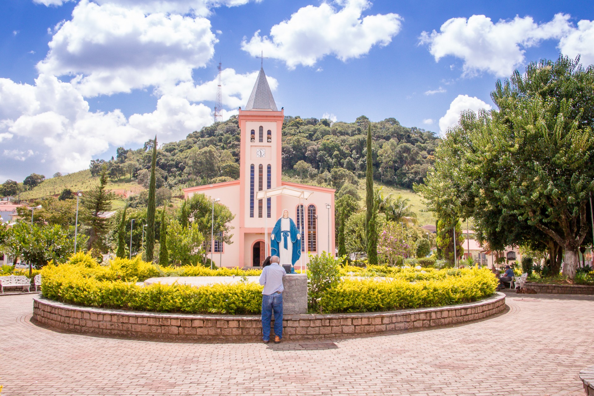 Igreja de Santa Cruz na Praça Central