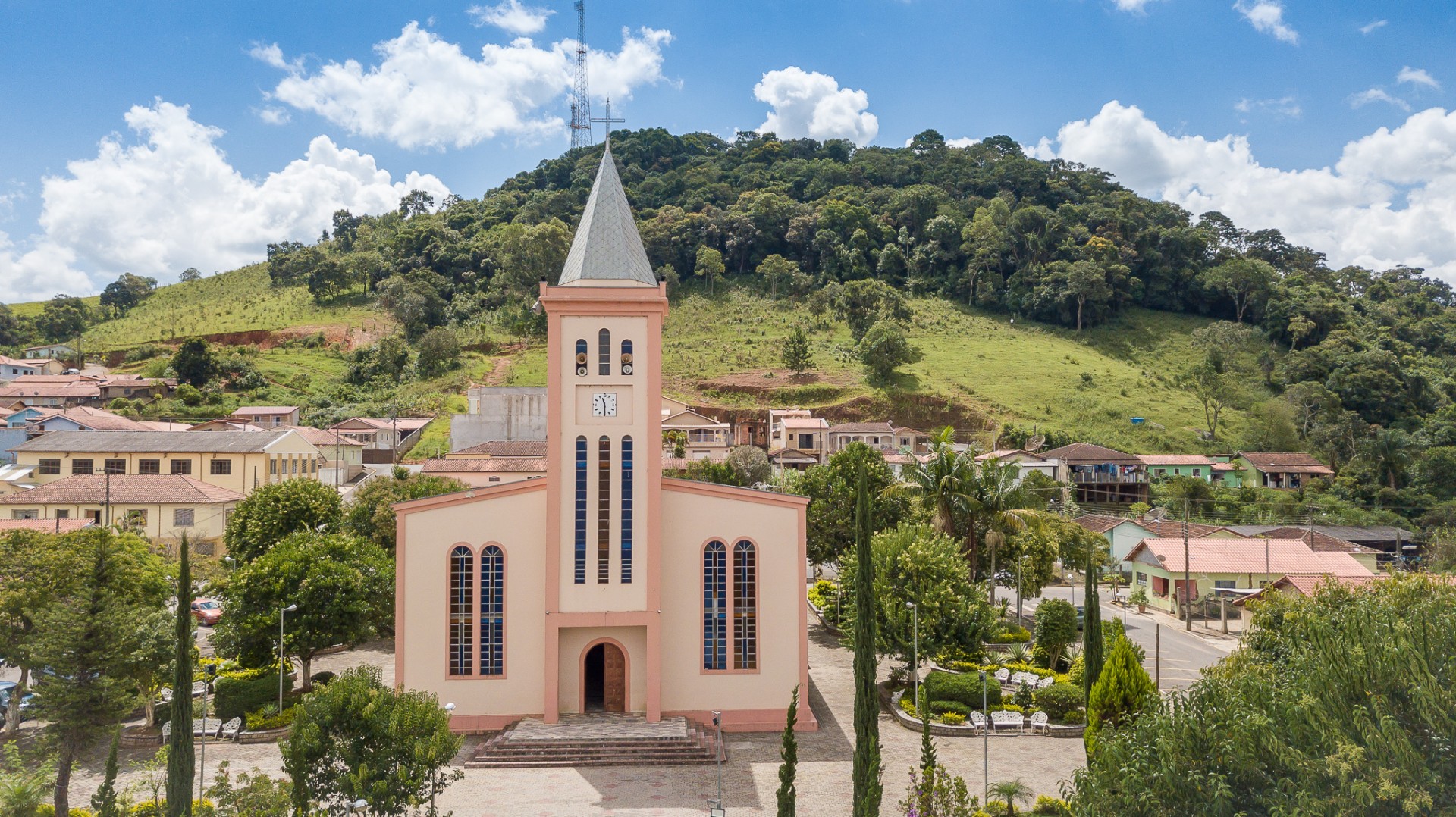 Igreja de Santa Cruz na Praça Central