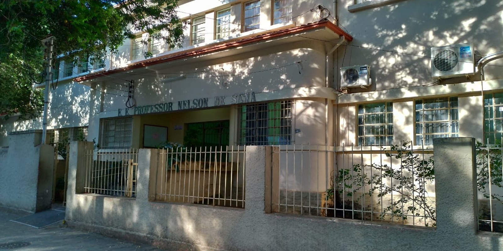 Fachada da Escola Estadual Professor Nelson de Sena 