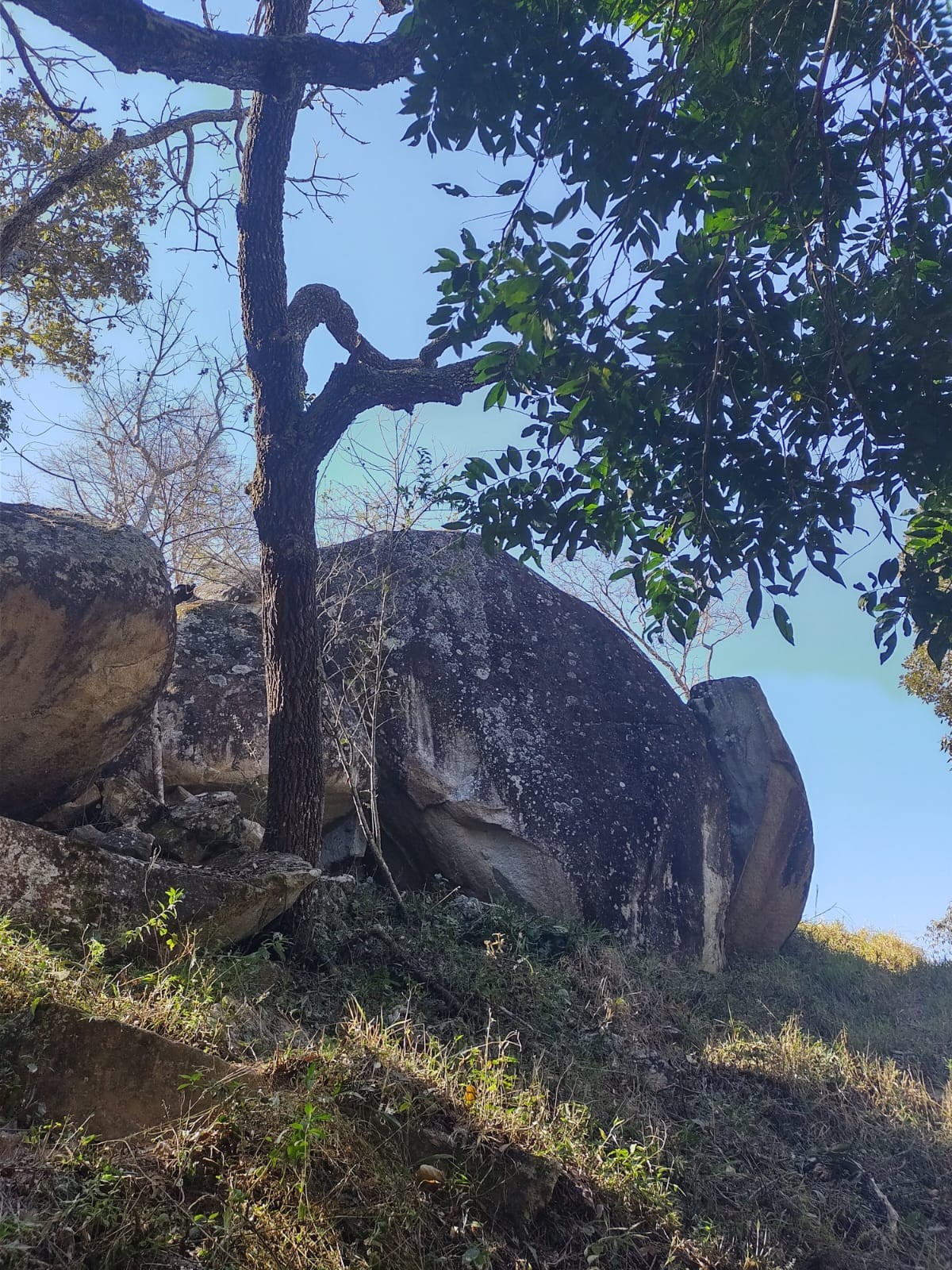 Pedra do Urubu e Gruta do Morcego