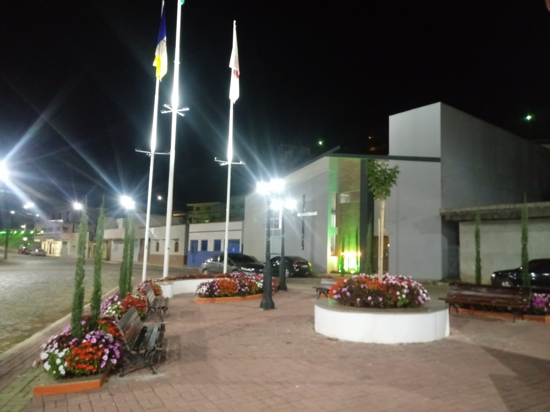 Praça de alimentação com quiosque