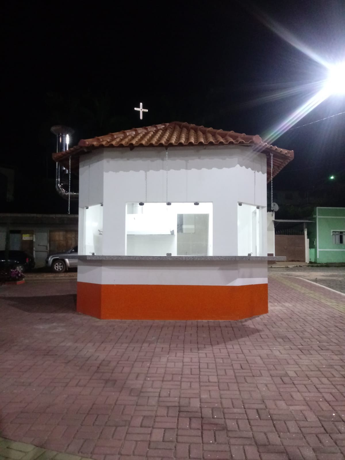 Praça de alimentação com quiosque