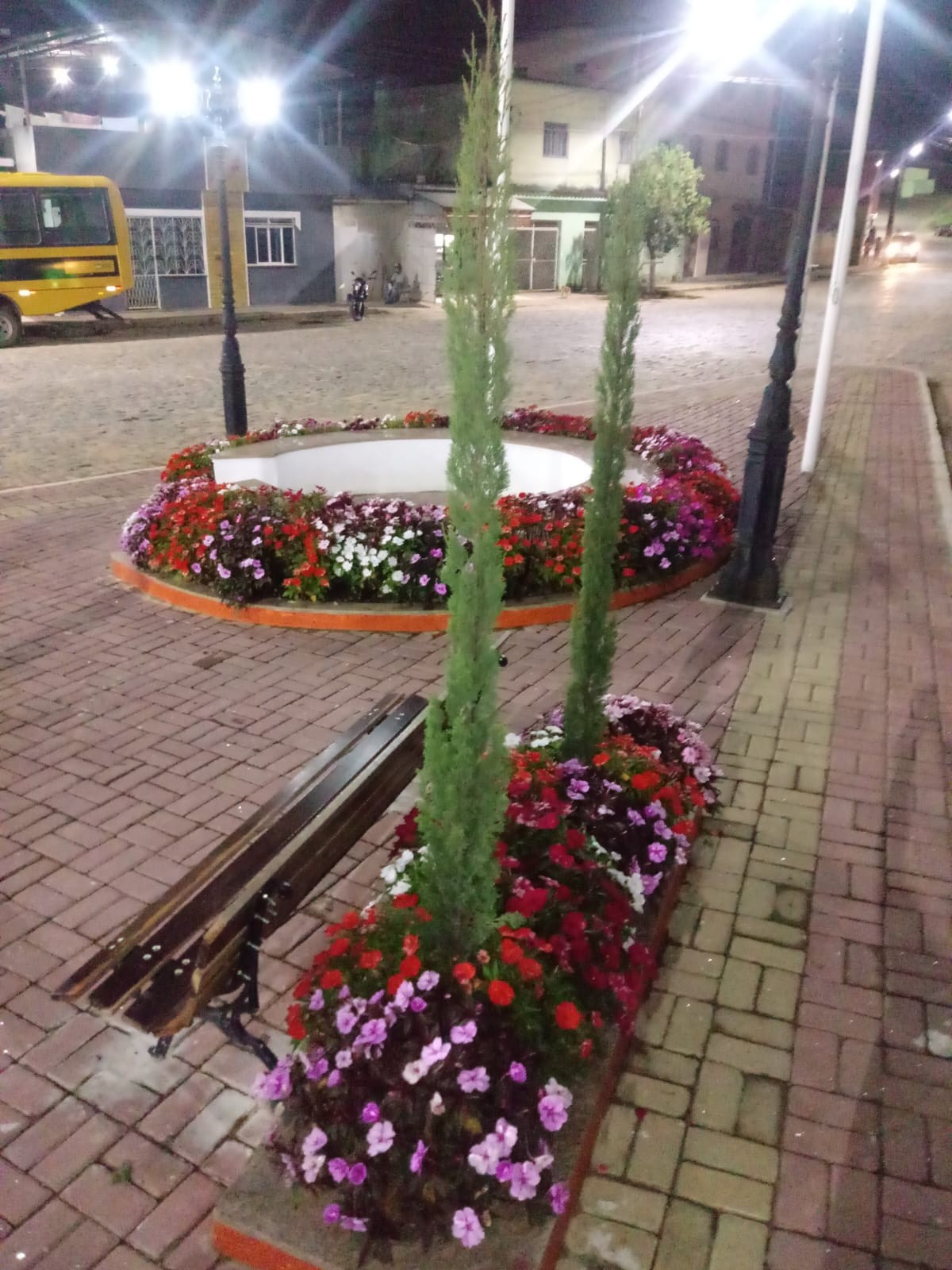Praça de alimentação com quiosque