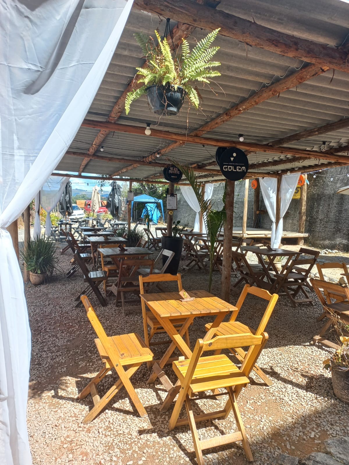 Roots Pub & Lounge 