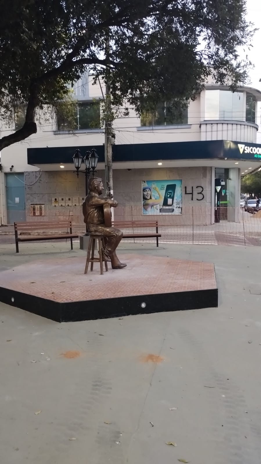Estatua Altemar Dutra